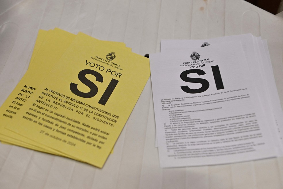 Cédulas a favor das propostas colocadas em votação nas eleições gerais no Uruguai — Foto: Santiago Mazzarovich / AFP