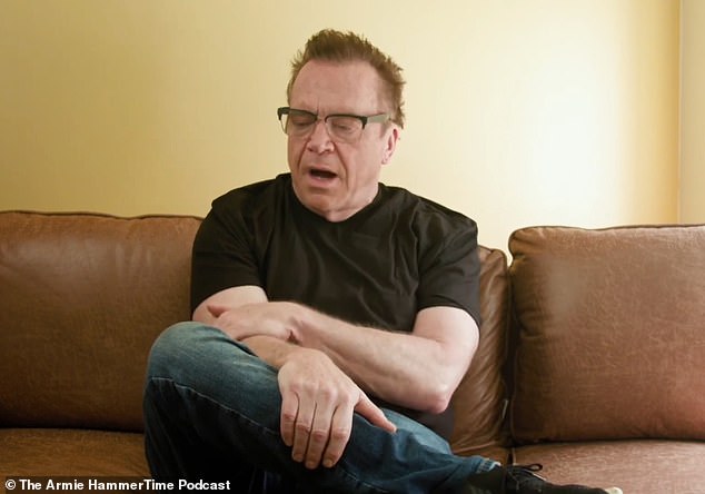 Tom Arnold estava sentado em uma poltrona de couro usada que Hammer encontrou no Facebook Marketplace