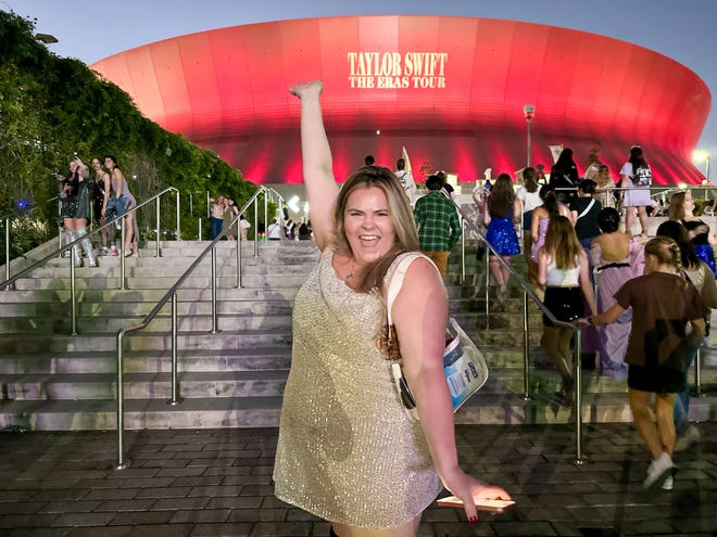 Tiffany Bell posa do lado de fora do Caesars Superdome depois de conseguir um ingresso grátis para o show de sexta à noite do Eras Tour. 25 de outubro de 2024.