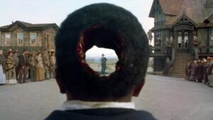 Um homem leva um tiro na cabeça em The Quick and the Dead.