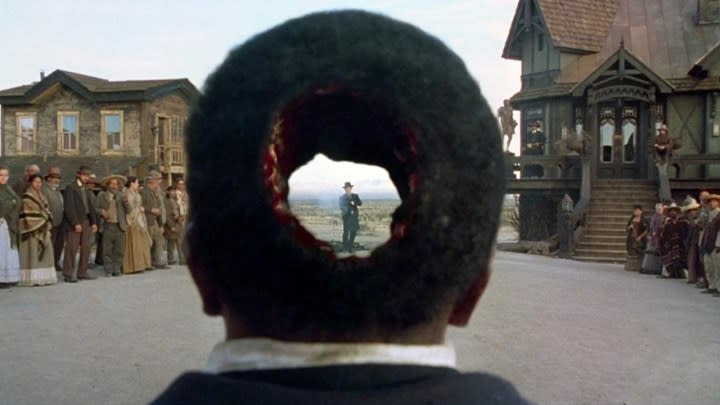 Um homem leva um tiro na cabeça em The Quick and the Dead.