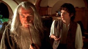 Gandalf em primeiro plano com Frodo atrás dele segurando o anel em O Senhor dos Anéis: A Sociedade do Anel.