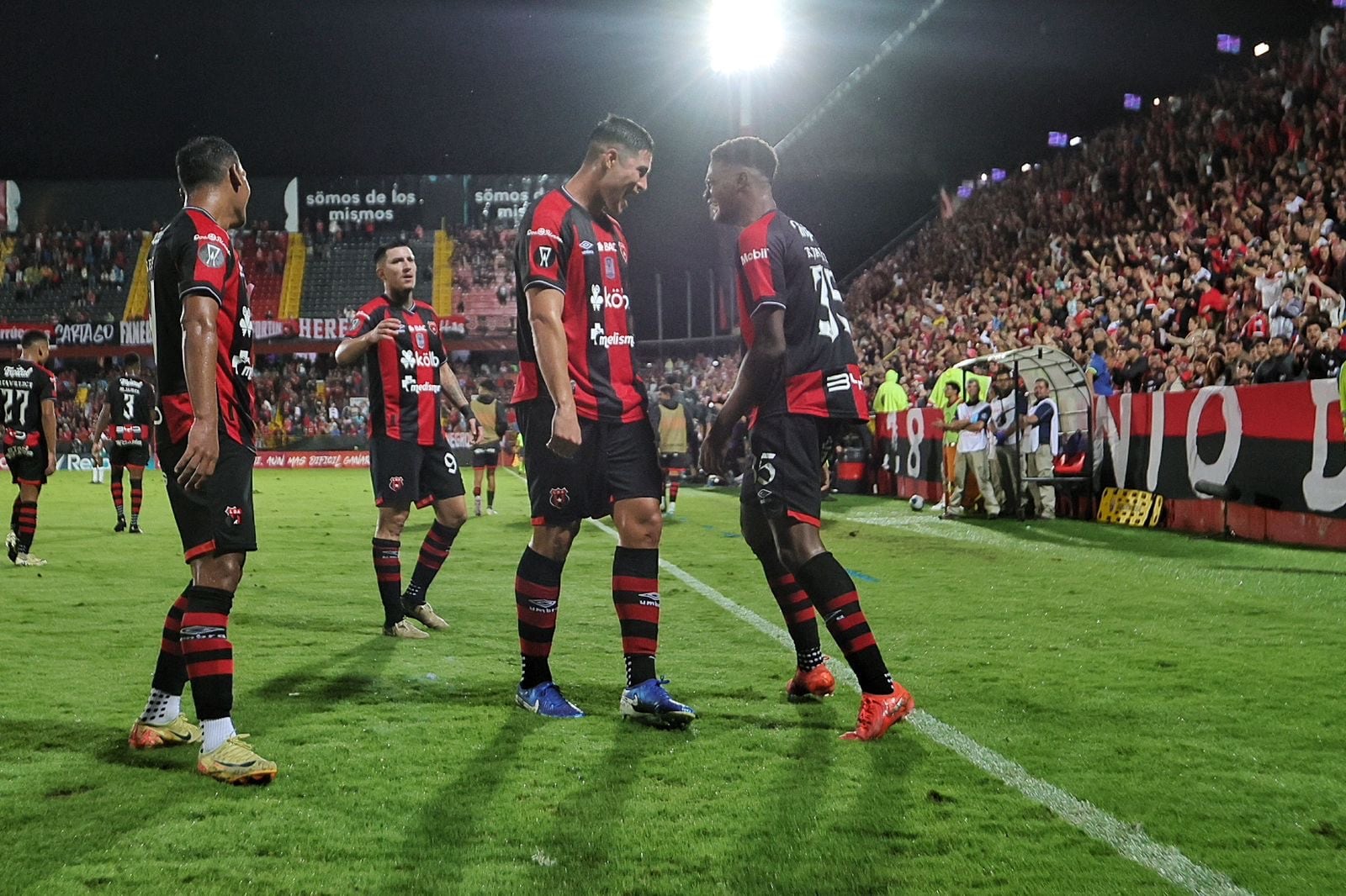 30/10/2024/ Juego entre Liga Deportiva Alajuelense vs Antigua durante  la Central American Cup en el estadio Alejandro Morera Soto.