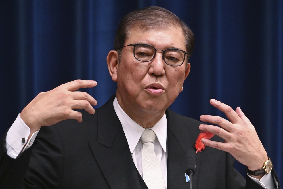 Ishiba terá de ser eleito premiê do Japão mais uma vez pelo parlamento, mas agora a oposição tem condições de tomar o seu cargo — Foto: Yuichi Yamazaki/pool photo via AP