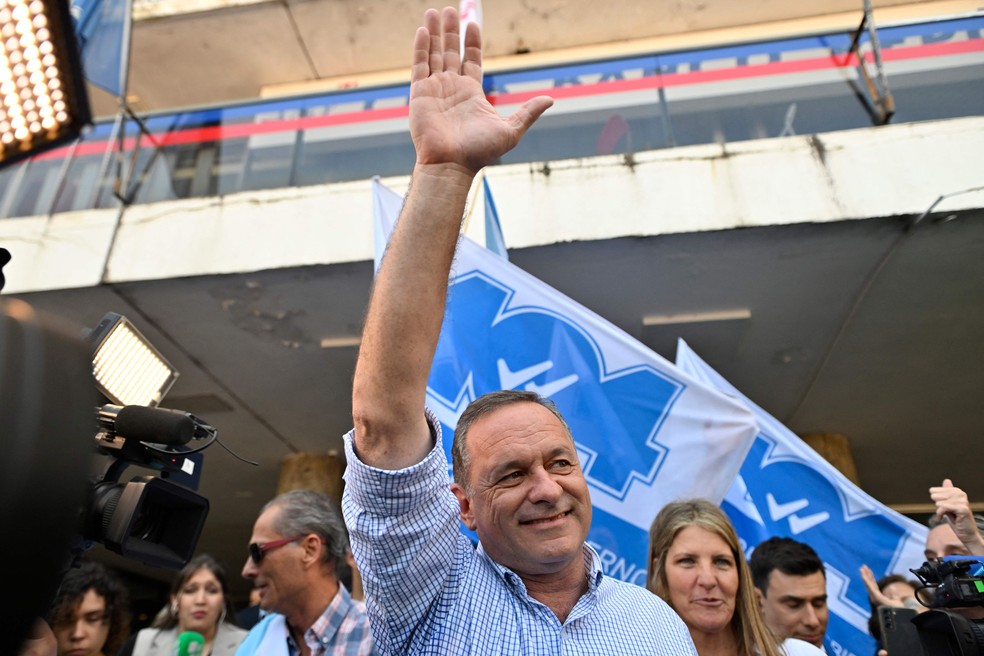 Candidato do Partido Nacional à Presidência do Uruguai, Alvaro Delgado acena após votar em Montevidéu — Foto: Santiago Mazzarovich / AFP