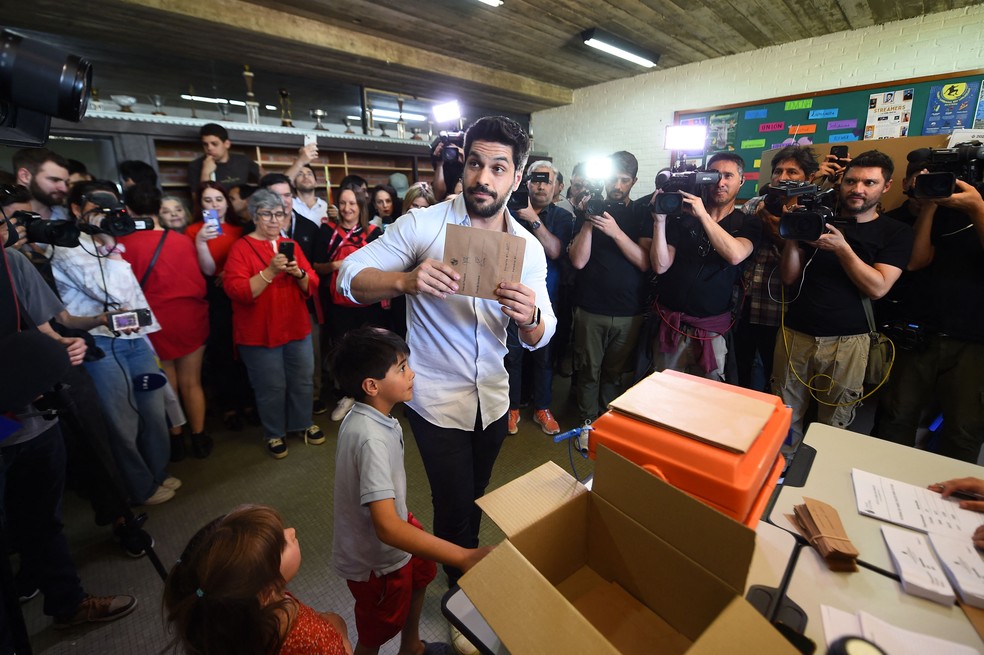 Candidato do Partido Colorado à Presidência do Uruguai, Andrés Ojeda vota em Montevidéu — Foto: DANTE FERNANDEZ / AFP