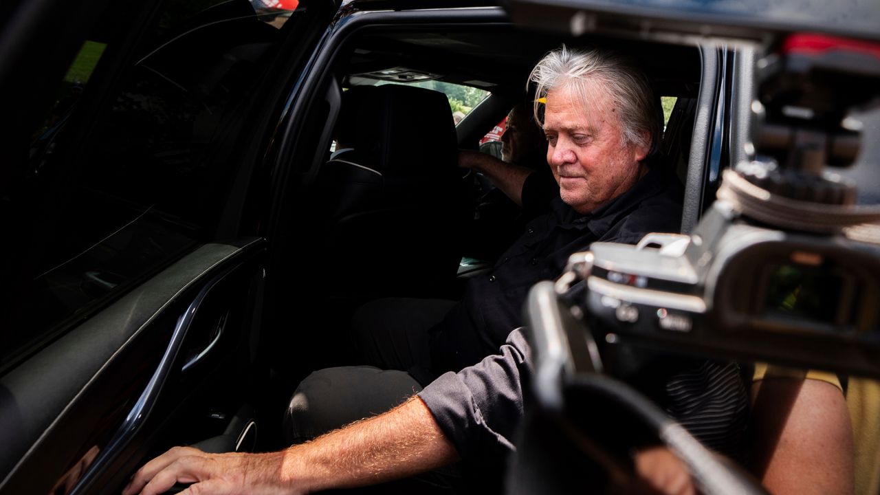 Steve Bannon entra em seu carro antes de se apresentar à Instituição Correcional Federal de Danbury em 1º de julho em Danbury, Connecticut.