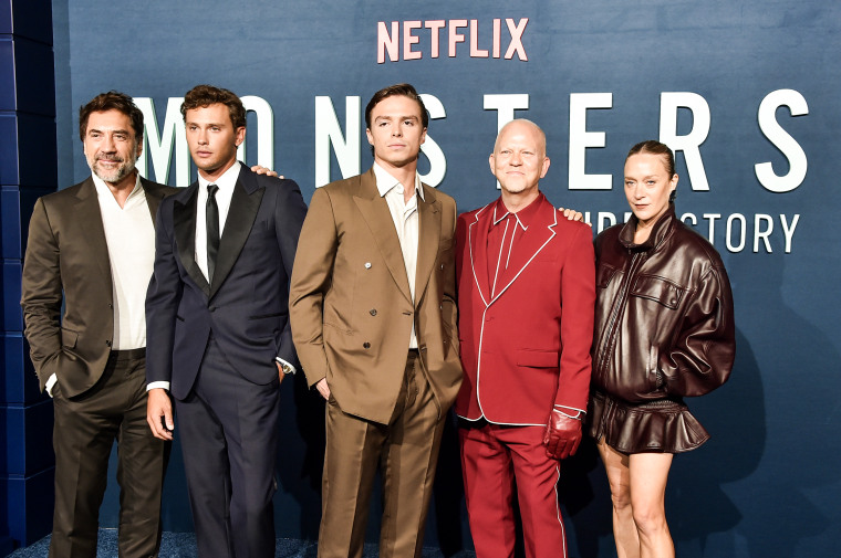 Da esquerda; Javier Bardem, Cooper Koch, Nicholas Chavez, Ryan Murphy e Chloë Sevigny na Netflix "Monstros: a história de Lyle e Erik Menendez" estreia em Los Angeles, Califórnia, em 16 de setembro de 2024.