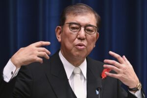 Ishiba terá de ser eleito premiê do Japão mais uma vez pelo parlamento, mas agora a oposição tem condições de tomar o seu cargo — Foto: Yuichi Yamazaki/pool photo via AP