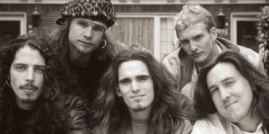 Chris Cornell, Jeff Ament, Layne Staley, Cameron Crowe e Matt Dillon em singles