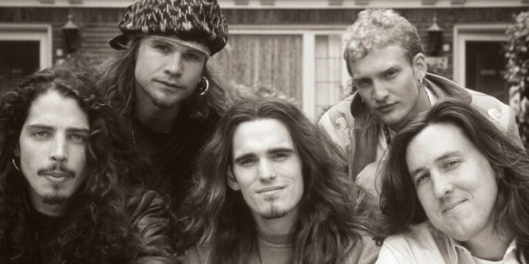 Chris Cornell, Jeff Ament, Layne Staley, Cameron Crowe e Matt Dillon em singles