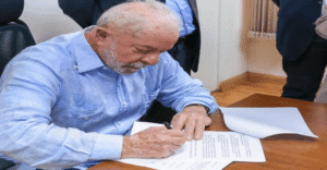 Lula assina lei e comunica o fim de veículos em autoescolas: o fim dos carros