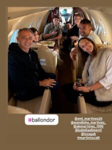 A viagem de avião de Emiliano Martínez, sua família e Martín Tocalli