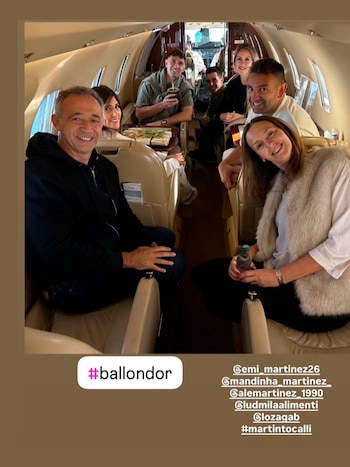 A viagem de avião de Emiliano Martínez, sua família e Martín Tocalli