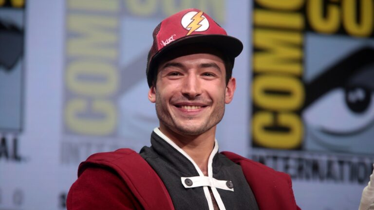 O Enigma Ezra Miller: Desvendando a Fortuna de um Ator Conturbado