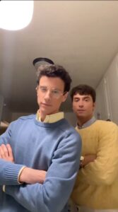 Adam DiMarco, à esquerda, e Benito Skinner, à direita, vestidos como os irmãos Menendez para o Halloween