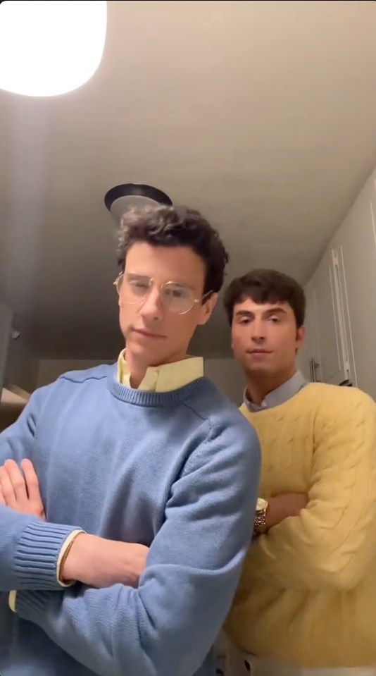 Adam DiMarco, à esquerda, e Benito Skinner, à direita, vestidos como os irmãos Menendez para o Halloween