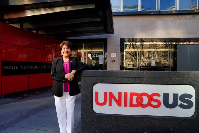 Presidente e CEO da UnidosUS, Janet Murguía sorri na sede da UnidosUS em Washington, em 25 de fevereiro. 23, 2022.