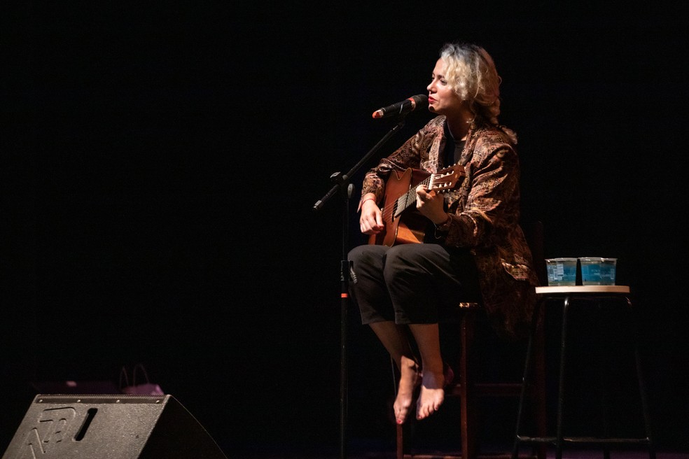 Tiê durante show para mulheres vítimas de violência doméstica na Zona Leste. 'A música tem esse lugar de colo', disse a cantora. — Foto: Celso Tavares/g1