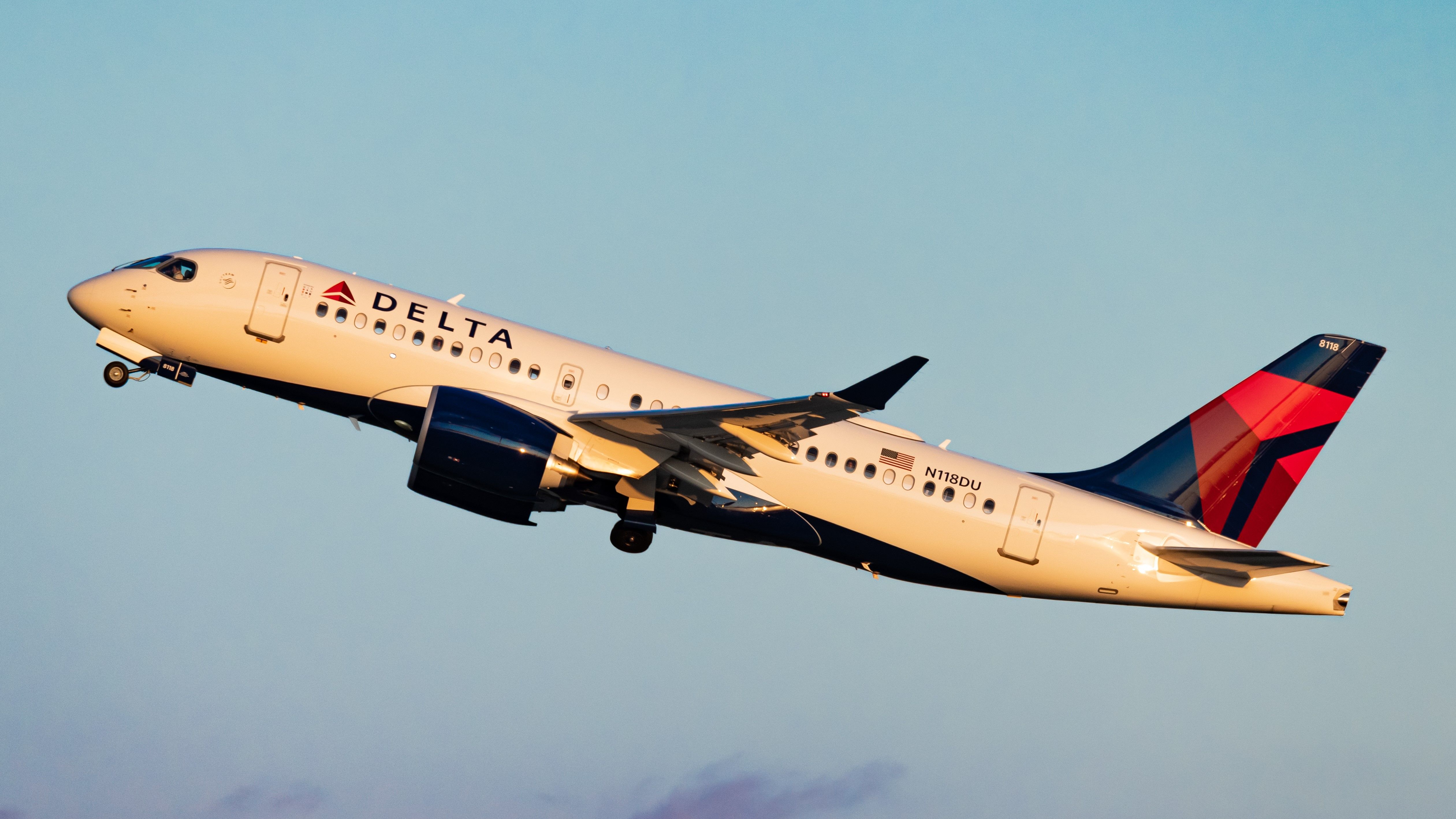 Um Airbus A220-100 da Delta Air Lines no céu