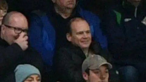 Marcapasso Uma multidão sentada em um estádio assistindo a um jogo.