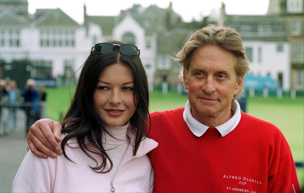 Catherine Zeta-Jones e Michael Douglas em outubro de 1999. Na época eles estavam noivos. Eles se casaram no ano seguinte. Em 2013, se separaram brevemente, mas retomaram o relacionamento no ano seguinte. Eles têm dois filhos: Carys, de 20 anos, e Dylan Douglas, de 22. — Foto: AFP