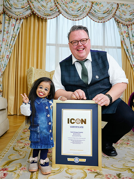 Craig e Jyoti com certificado e sorrindo