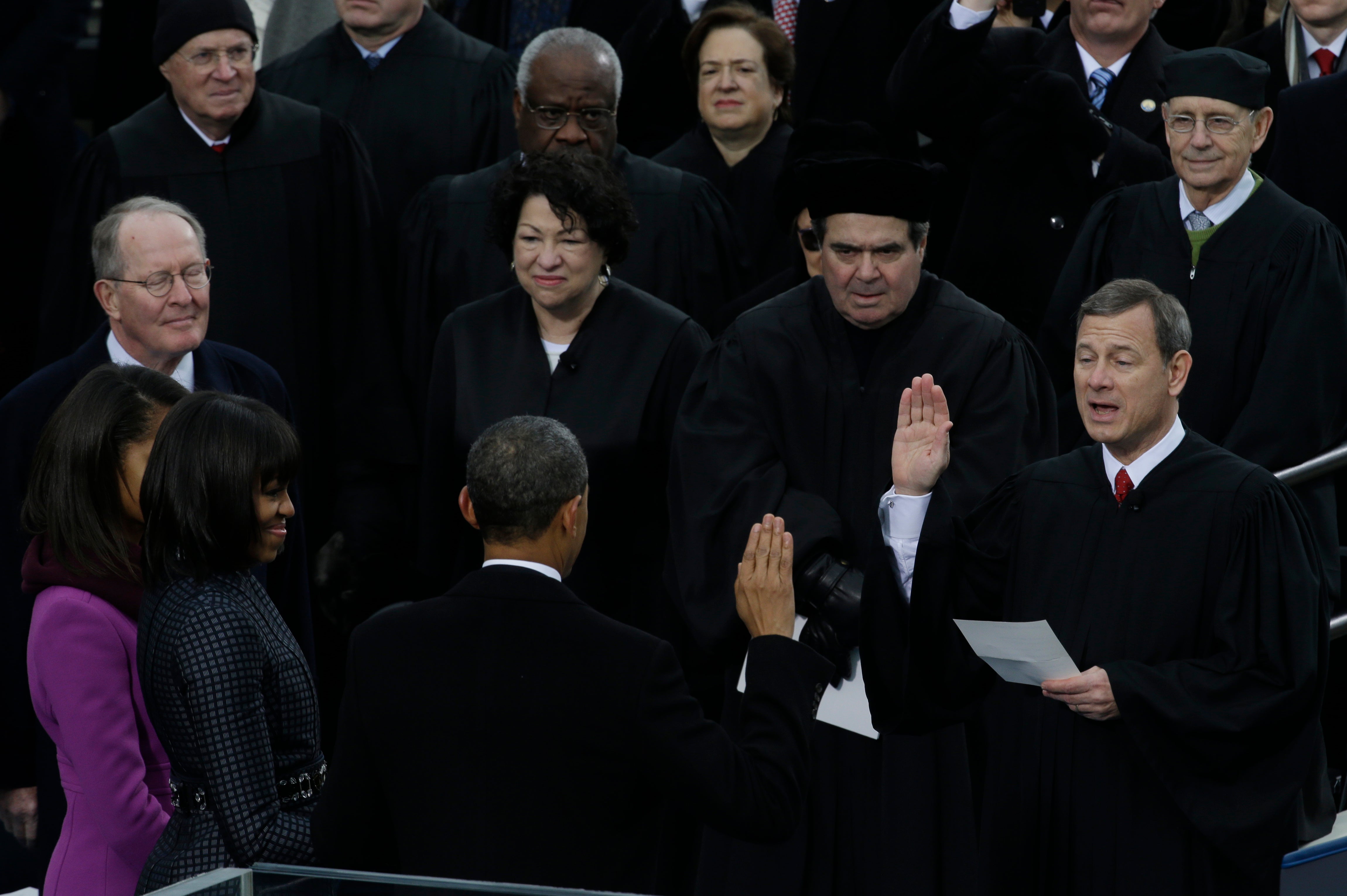 A posse de Trump será realizada no Dia MLK. A filha do líder dos direitos civis, Bernice King, está feliz 2 O presidente do tribunal, John Roberts, à direita, lê o juramento de posse ao ex-presidente no cerimonial de posse no Capitólio dos EUA em 2013. Obama usou a Bíblia do Rei na cerimônia