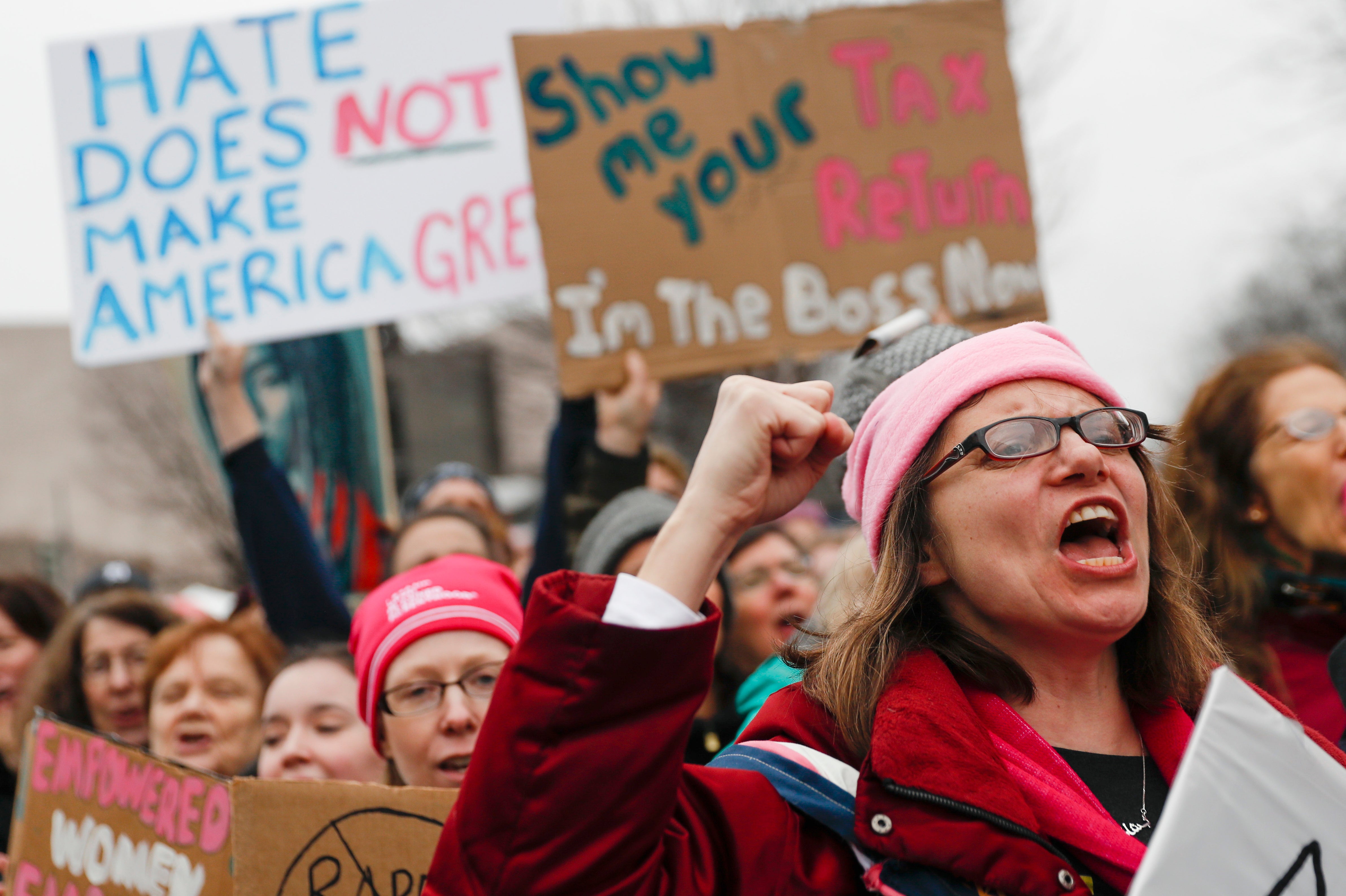 A posse de Trump será realizada no Dia MLK. A filha do líder dos direitos civis, Bernice King, está feliz 4 Manifestantes comemoram a Marcha das Mulheres em Washington durante o primeiro dia completo da presidência de Donald Trump em 2017