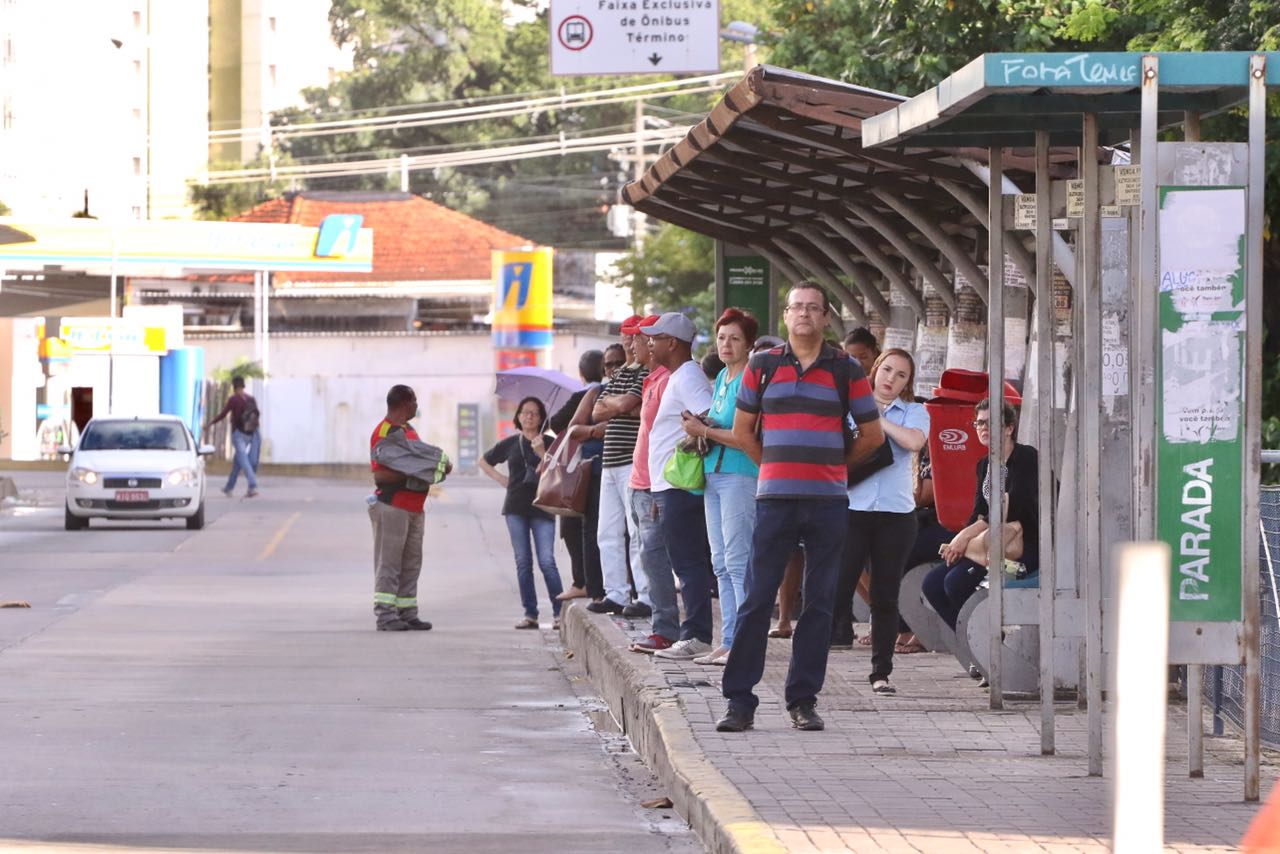 Parada de ônibus na Avenida Conde da Boa Vista