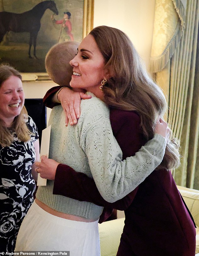 A Princesa de Gales foi fotografada compartilhando um abraço carinhoso com Liz quando se conheceram no Castelo de Windsor em outubro e se unindo por causa do amor que compartilhavam pela fotografia
