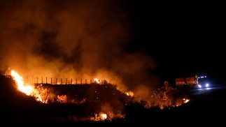 Na beira da BR-163, a Floresta Jamanxim, em Trairão (PA), em chamas — Foto: Cristiano Mariz