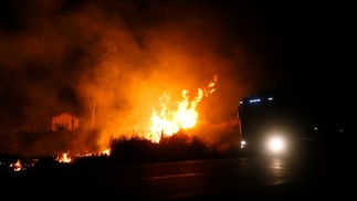 Na beira da BR-163, a Floresta Jamanxim, em Trairão (PA), em chamas — Foto: Cristiano Mariz