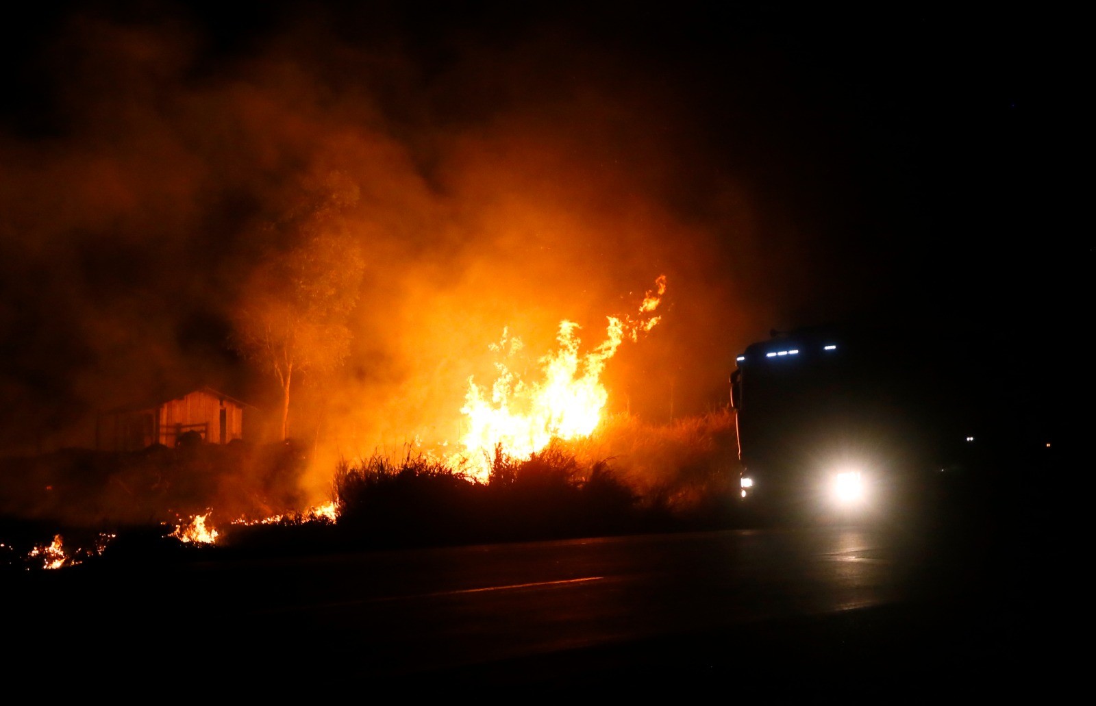 Na beira da BR-163, a Floresta Jamanxim, em Trairão (PA), em chamas — Foto: Cristiano Mariz