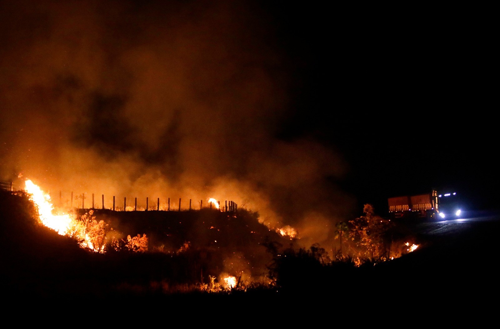 Na beira da BR-163, a Floresta Jamanxim, em Trairão (PA), em chamas — Foto: Cristiano Mariz