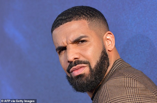 Drake é afiliado há muito tempo à UMG, por meio de subsidiárias como Young Money Entertainment de Lil Wayne e Republic Records. Fotografado em 2019 em Los Angeles