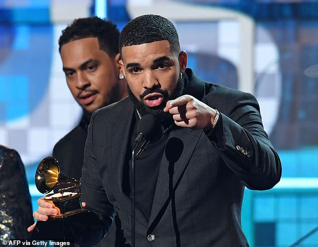 Drake, 38, entrou com documentos legais contra o Universal Music Group, alegando que a empresa usou métodos ilegais para promover a faixa dissimulada de Kendrick Lamar, Not Like Us. Fotografado em Los Angeles em 2019
