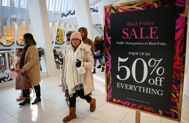 Ofertas, promoções, descontos, origem, tudo para saber 1 As pessoas fazem compras nas lojas Oculus e Westfield Shops durante as compras da Black Friday na cidade de Nova York, EUA, em 24 de novembro de 2023.