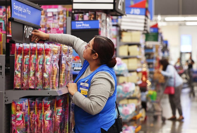 O horário de funcionamento da Black Friday mostra quando Walmart, Costco, Target e mais abertos 1 Um funcionário ajusta a etiqueta de preço das bonecas Barbie expostas à venda antes da Black Friday em um Walmart Supercenter em 14 de novembro de 2023 em Burbank, Califórnia.