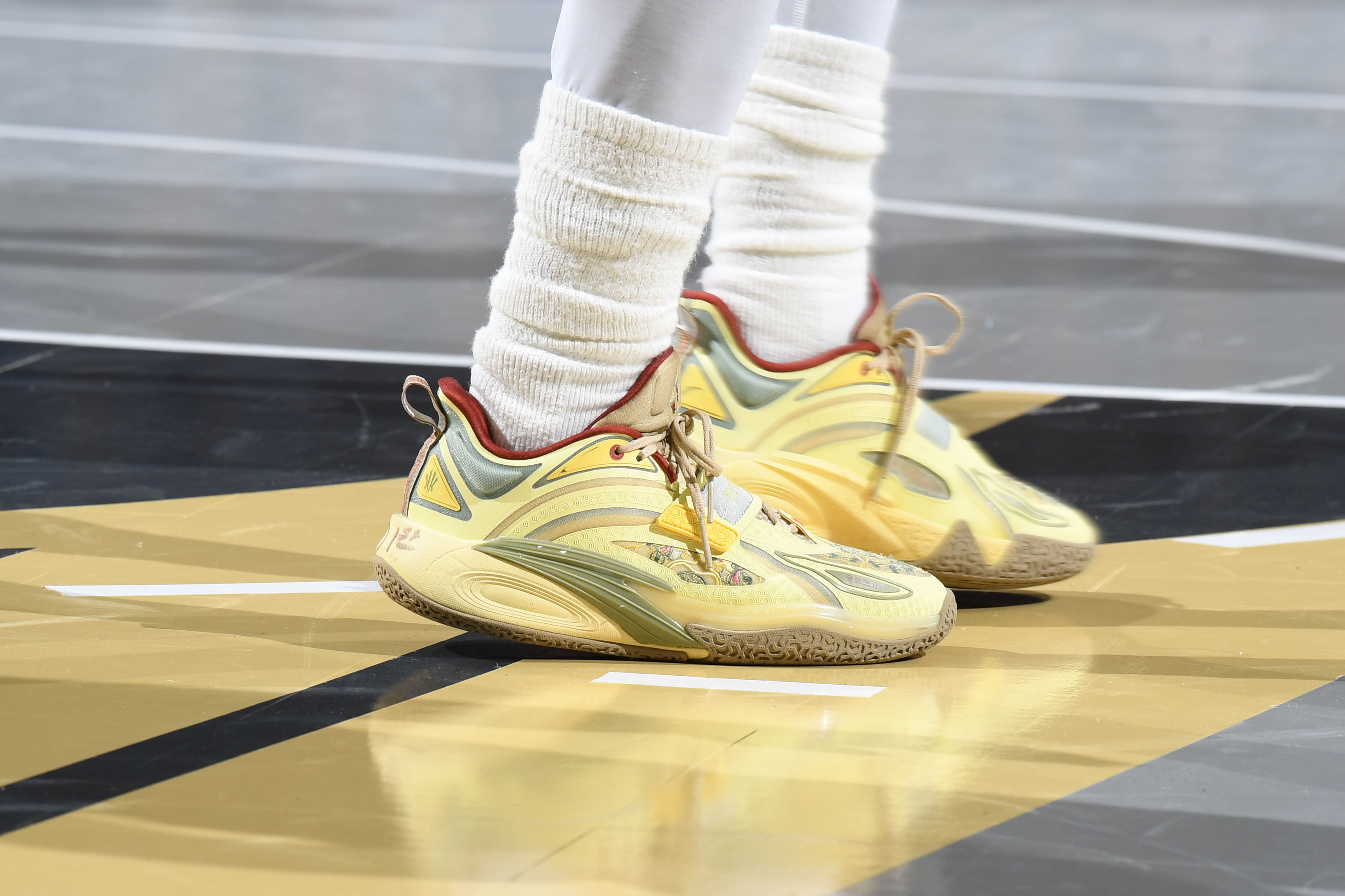 1732886878 199 O guarda do Dallas Mavericks Kyrie Irving aprende como liderar