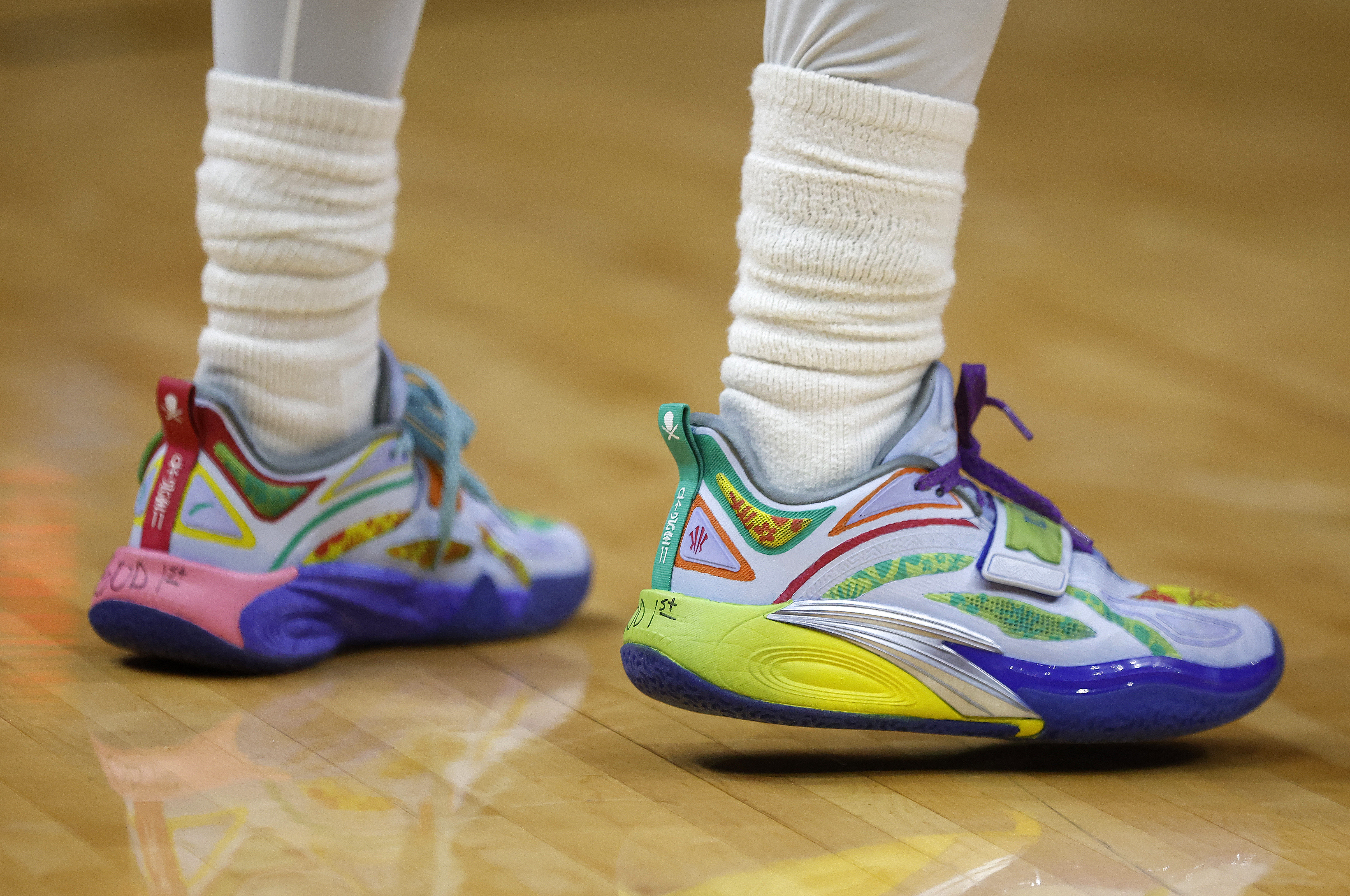 1732886878 466 O guarda do Dallas Mavericks Kyrie Irving aprende como liderar