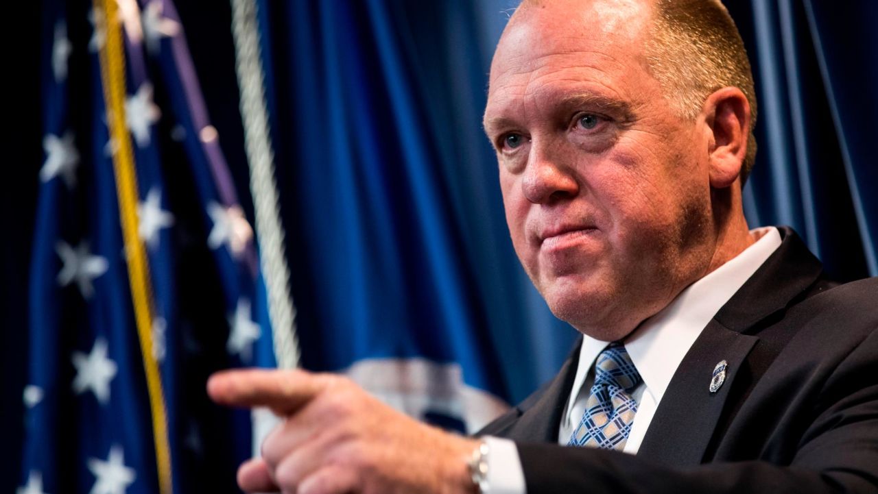 WASHINGTON, DC - 5 DE DEZEMBRO: Thomas Homan, alto funcionário que desempenha as funções do Diretor de Imigração e Fiscalização Aduaneira (ICE), fala durante uma coletiva de imprensa do Departamento de Segurança Interna para anunciar os números do final do ano em relação à fiscalização da imigração e segurança nas fronteiras e segurança nacional, 5 de dezembro de 2017 em Washington, DC. (Foto de Drew Angerer/Getty Images)