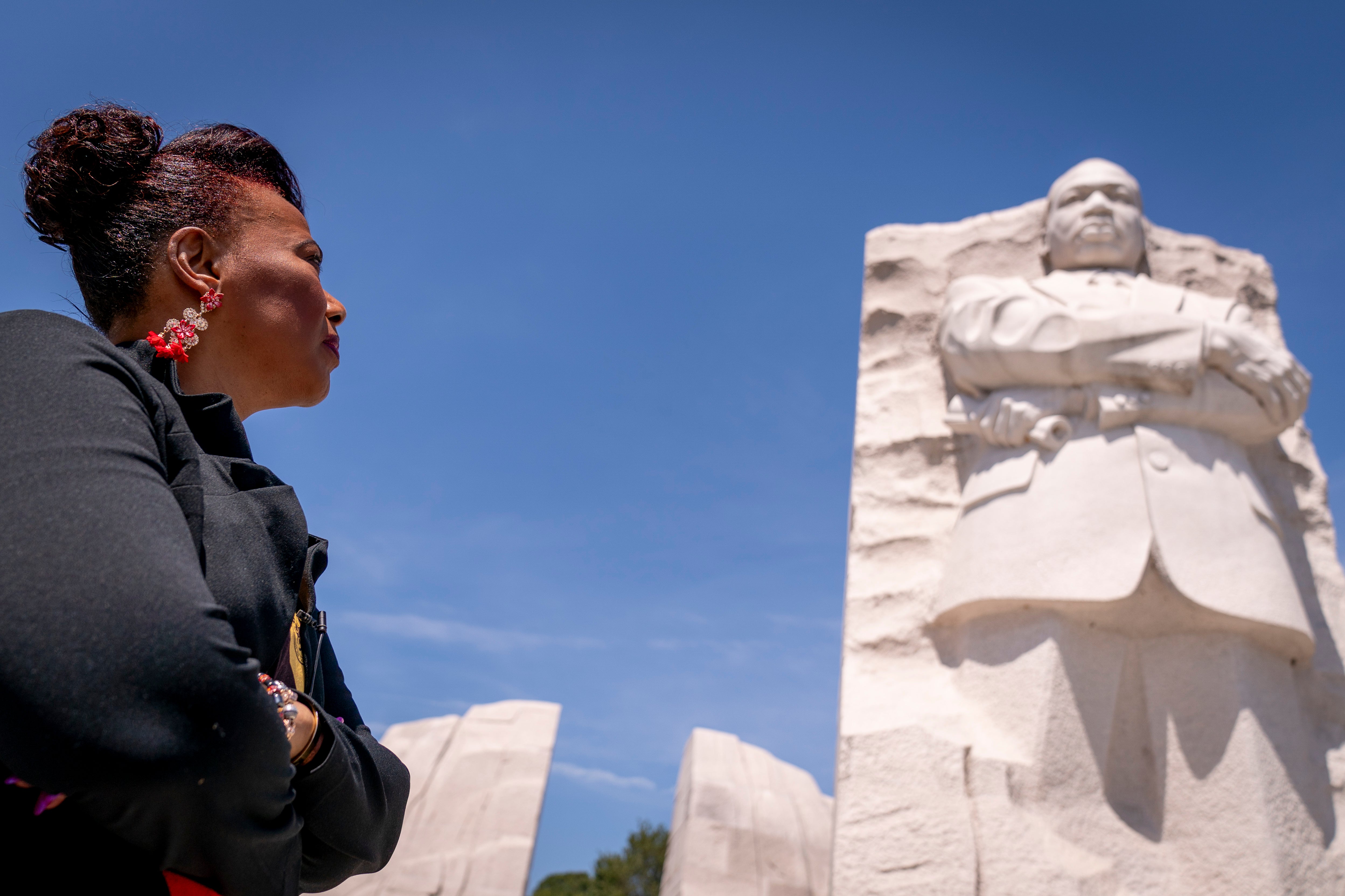 A posse de Trump será realizada no Dia MLK. A filha do líder dos direitos civis, Bernice King, está feliz 1 Bernice King olha para o memorial de seu pai em Washington em agosto de 2023, 60 anos após a Marcha em Washington