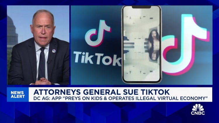 TikTok é ‘nicotina digital’ para jovens, diz o procurador-geral de DC, Brian Schwalb