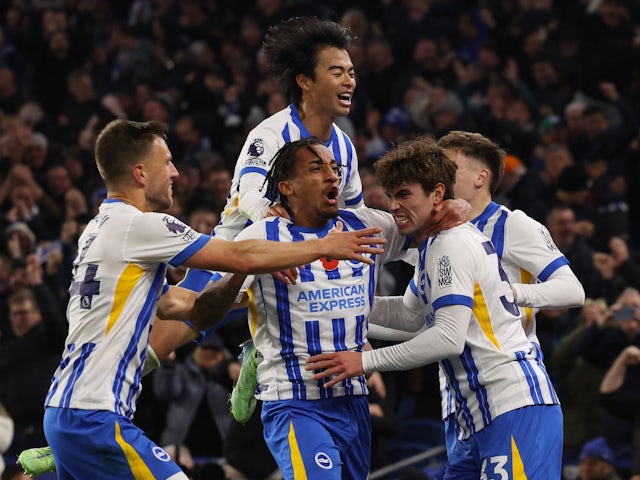 Matt O'Riley e João Pedro, do Brighton & Hove Albion, comemoram com companheiros de equipe em 9 de novembro de 2024