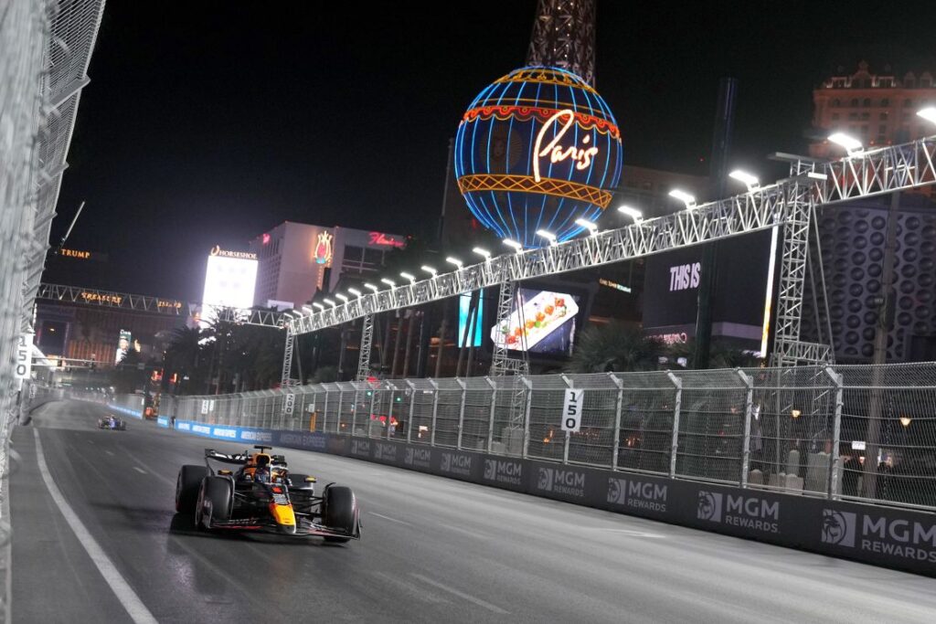 Verstappen em ação durante a qualificação em Las Vegas.