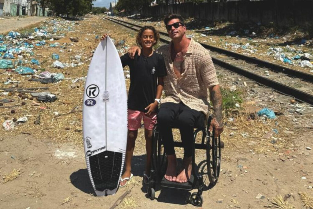 Fernando Fernandes apresenta nova série sobre crianças que são destaque no esporte, entre eles o surfista cearense Saymon Rocha (Foto: GLOBO/DIVULGAÇÃO)