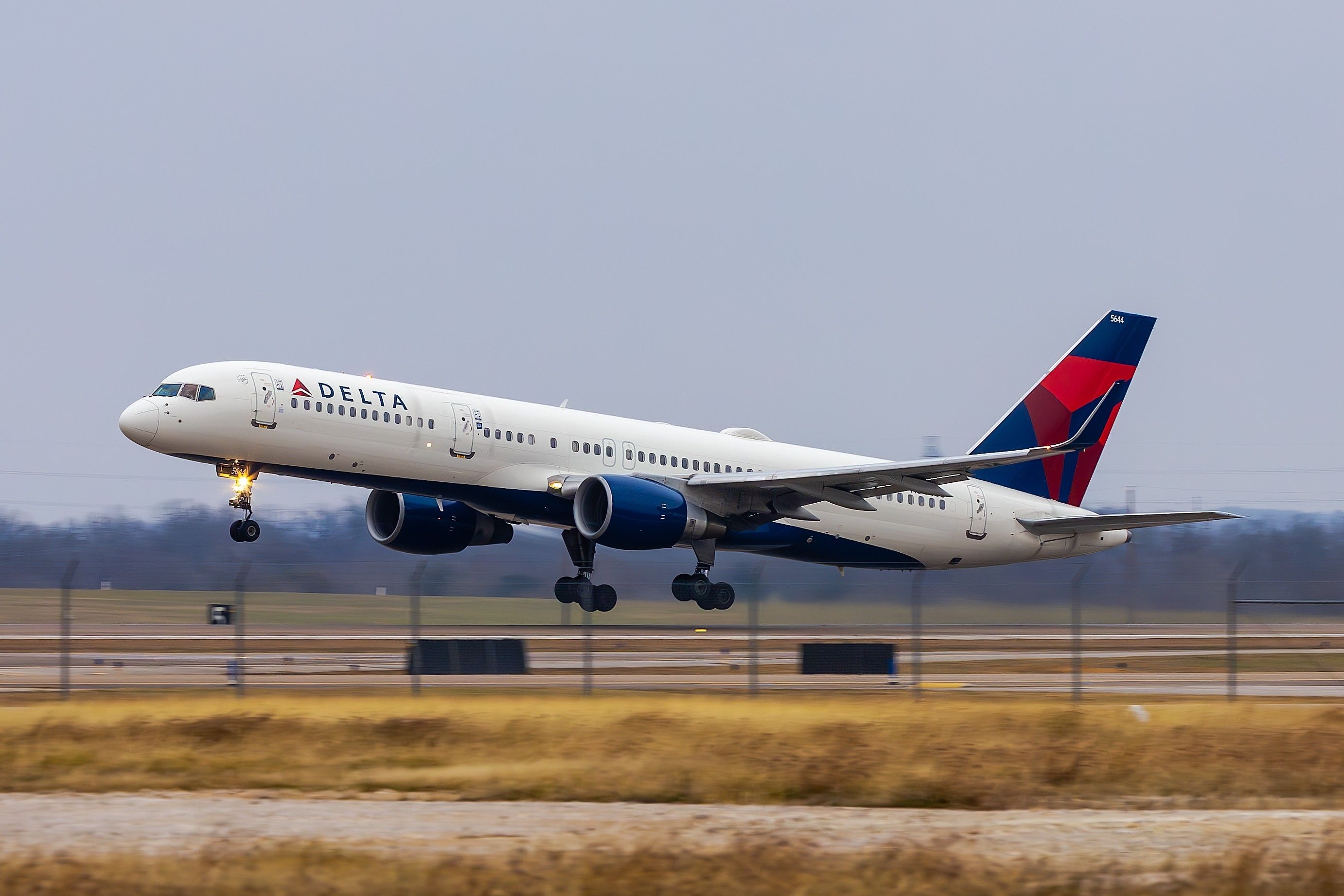 Delta Air Lines Boeing 757-200 decolando do Aeroporto Internacional de Austin-Bergstrom.