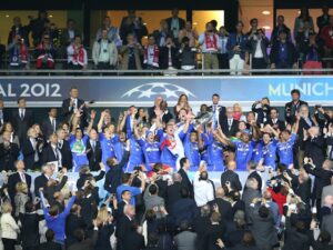 Chelsea levantando o troféu da Liga dos Campeões em maio de 2012.