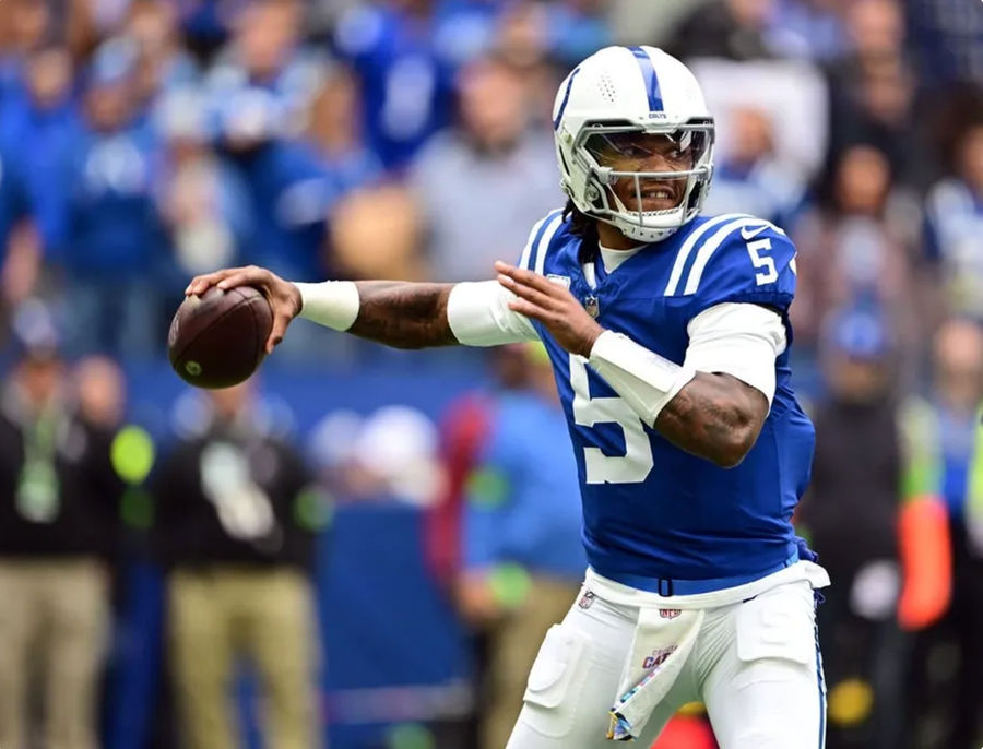 8 de outubro de 2023; Indianápolis, Indiana, EUA; O quarterback do Indianapolis Colts, Anthony Richardson (5), lança um passe durante o primeiro quarto contra o Tennessee Titans no Lucas Oil Stadium. créditos: Marc Lebryk-USA TODAY Sports